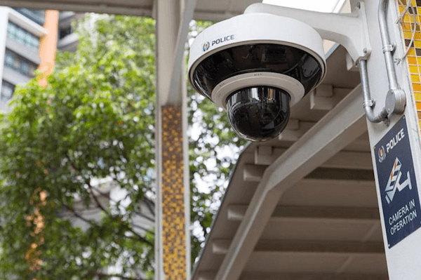 Caméra de surveillance dans un quartier résidentiel (© Singapore Police)