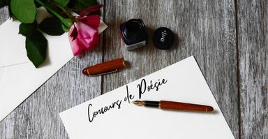 Un feuille blanche avec un stylo plume pour un concours de poésie
