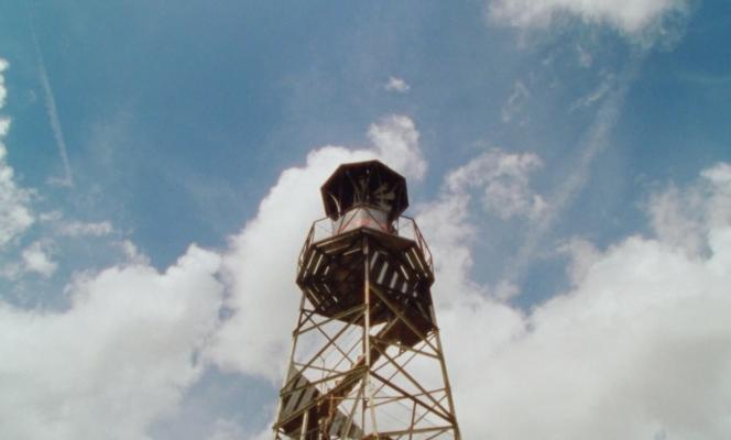 phare de la ZAD de Notre Dame des Landes avec le ciel en fond