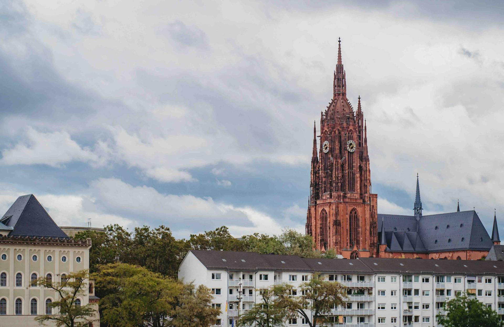 Eglise Francfort et habitations clochers