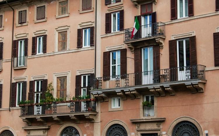 Façade immeuble avec drapeau italien
