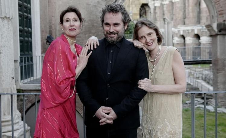 Hélène Sandoval avec sa troupe de théâtre