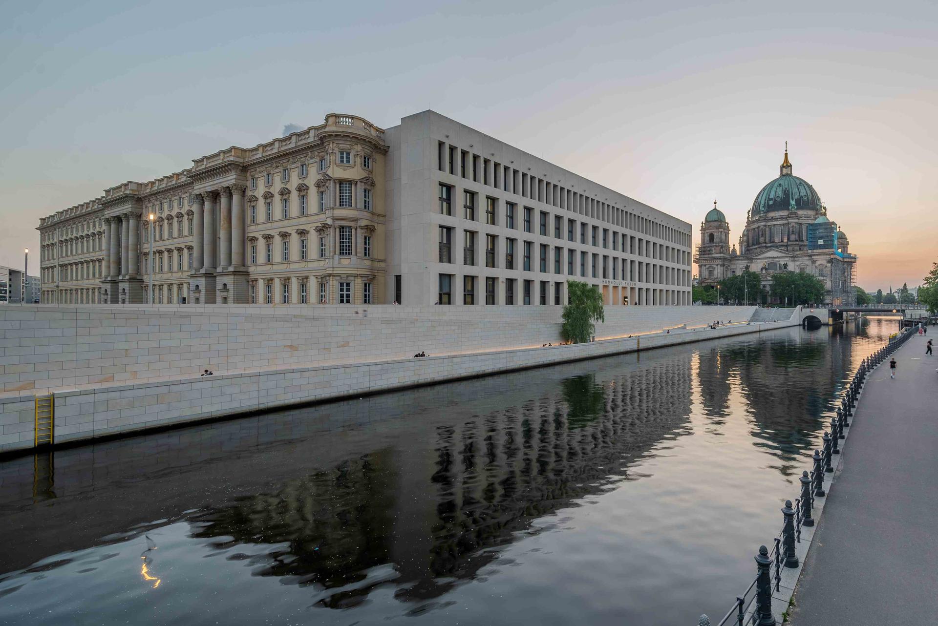 Photo du Humboldt Forum avec la cathédrale de Berlin derrière