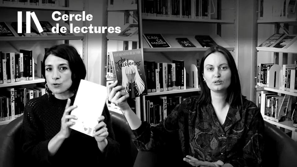 Deux bibliothécaires tiennent des livres