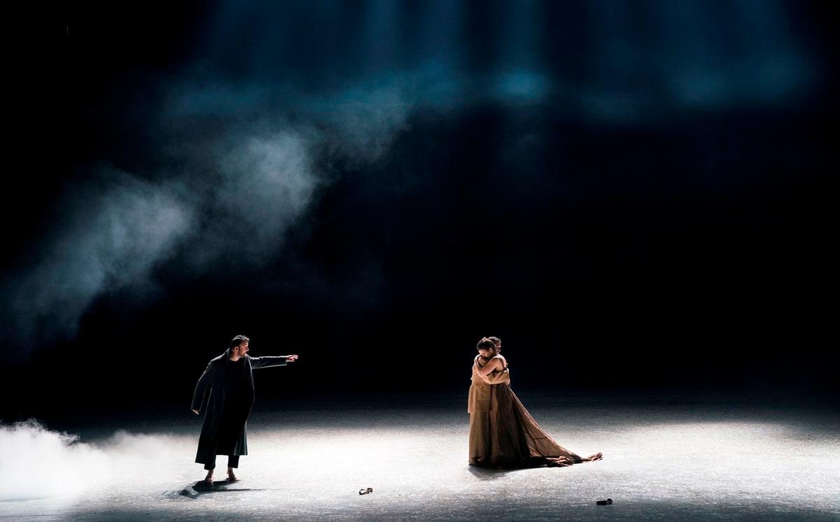 Scène opéra - Un homme et une femme s'enlacent - un autre homme pointe un doigt accusateur vers eux