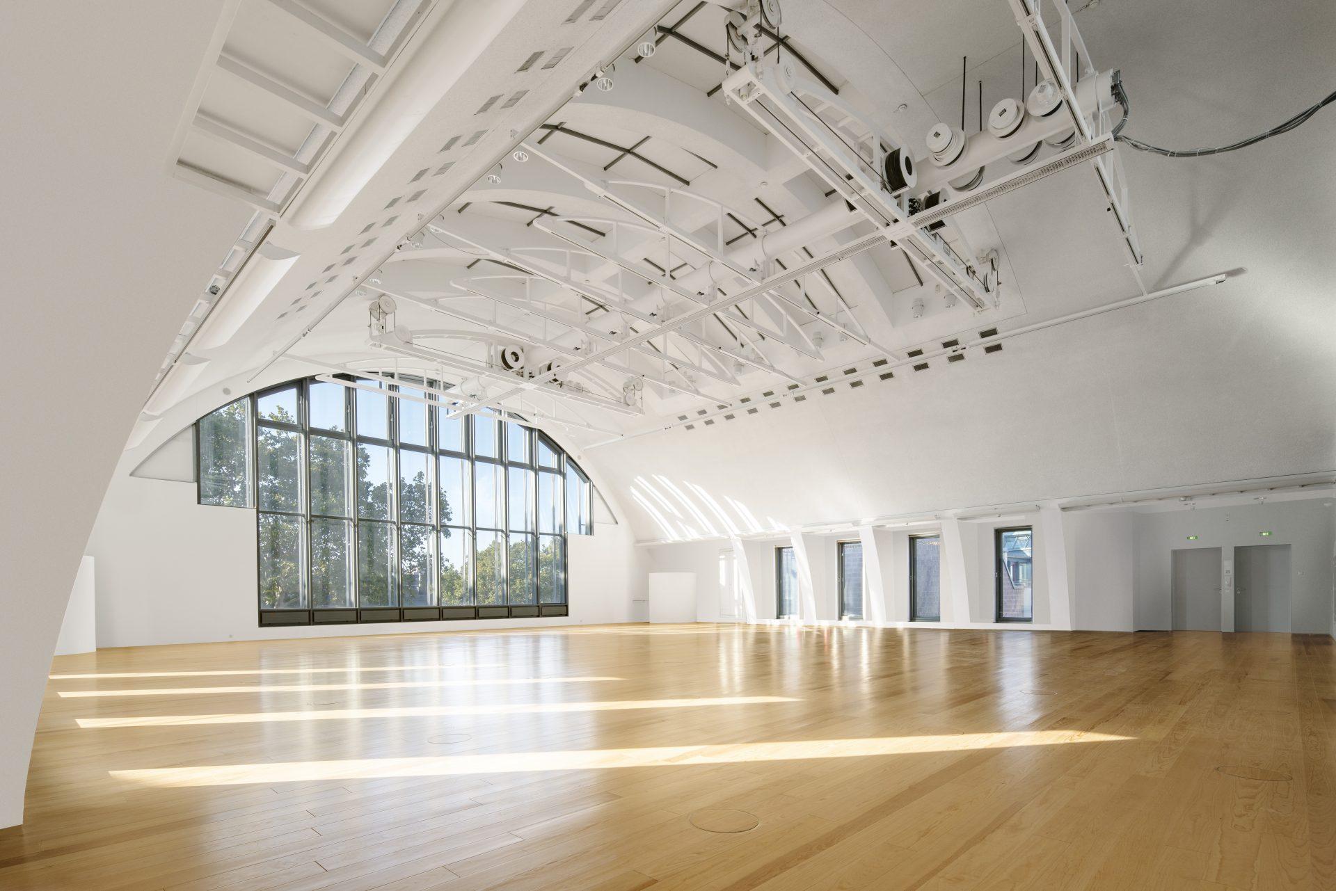 grande salle du musée Schirn avec baie vitrée et soleil