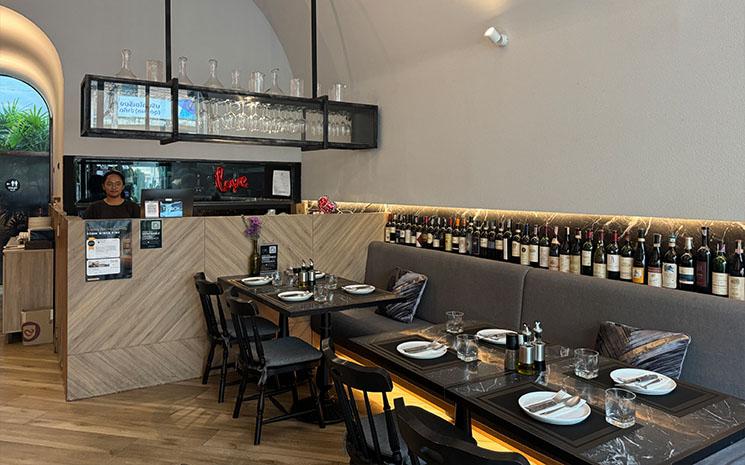 Salle du bistro Somm Wine and Dine a Chiang Mai