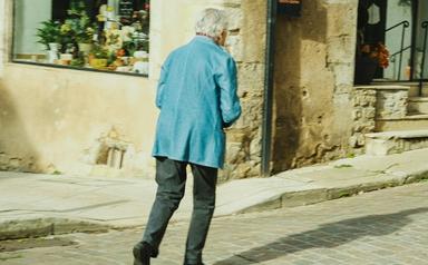 Un homme marche dans la rue