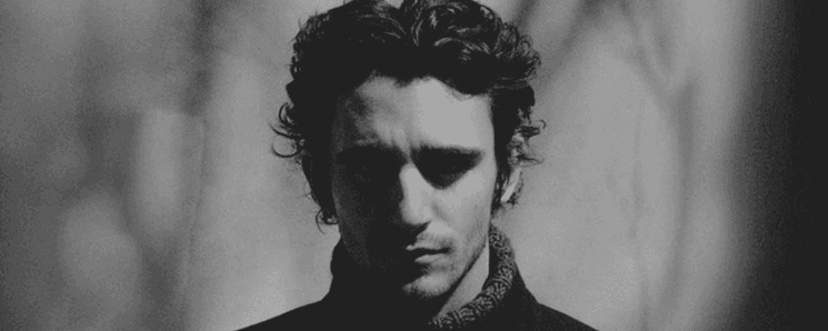 Portrait en noir et blanc de Tamino pour son concert à Istanbul en mai 2025