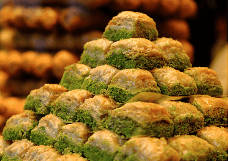 Baklava turc traditionnel à la pistache d’Antep exposé en vitrine à Gaziantep, Turquie