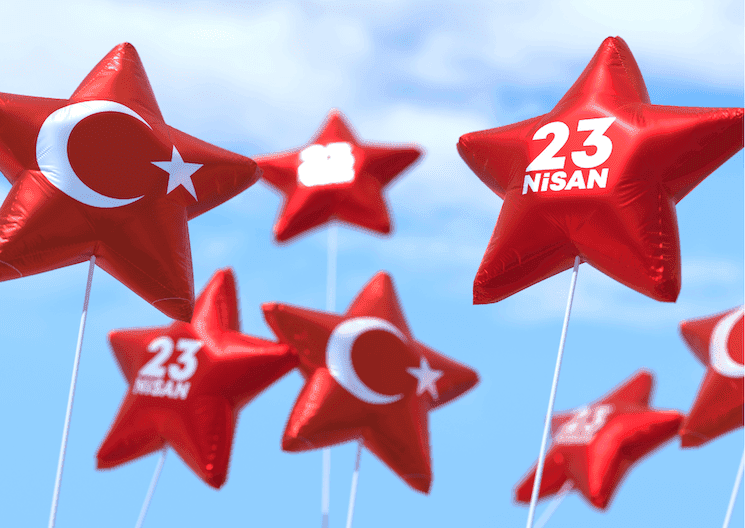 Ballons en forme d’étoile rouge avec le croissant turc, célébration du 23 avril en Turquie