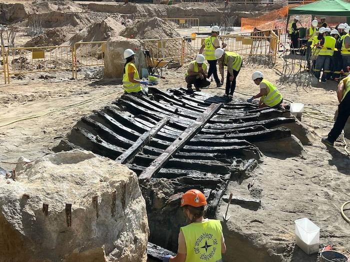 navire vieux de 500 ans refait surface lors de fouilles à Barcelone.