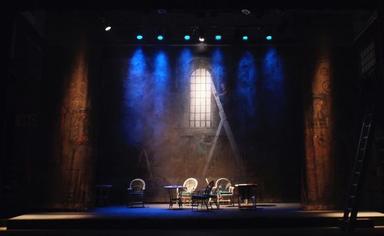 chaises sur une scène de théâtre