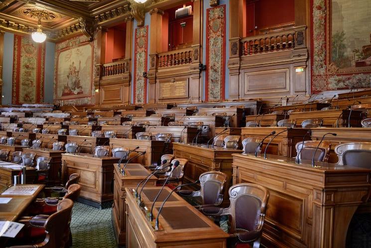 Salle de séance du Conseil de Paris où la citoyenneté d'honneur a été attribuée à Ekrem İmamoğlu en avril 2025