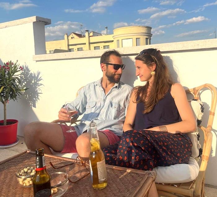 Lorraine et Cyrille sur leur terasse à Madrid.