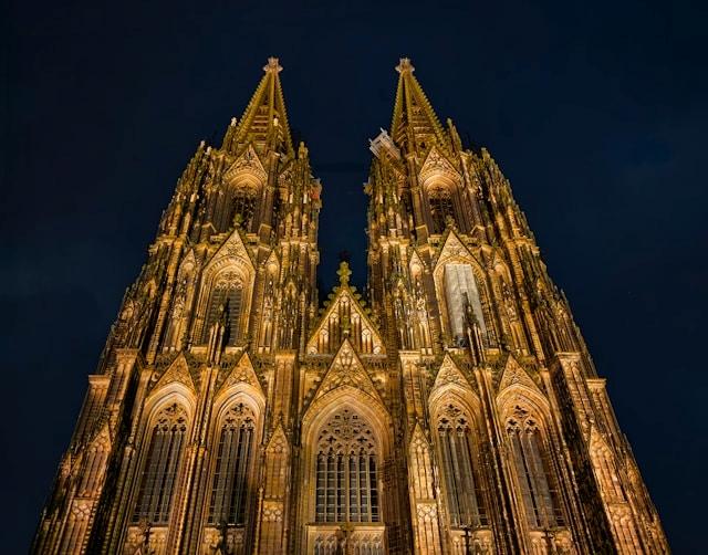 cathédrale de cologne de face illuminée la nuit