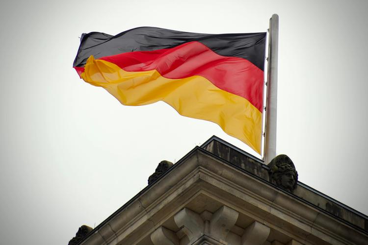drapeau de l'Allemagne flottant au vent