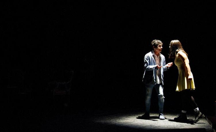 deux personnes sur une scène de théâtre