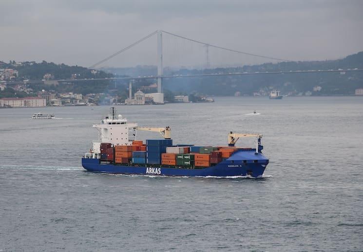 Porte-conteneurs turc ARKAS traversant le Bosphore à Istanbul, représentant les exportations touchées par les droits de douane américains en 2025