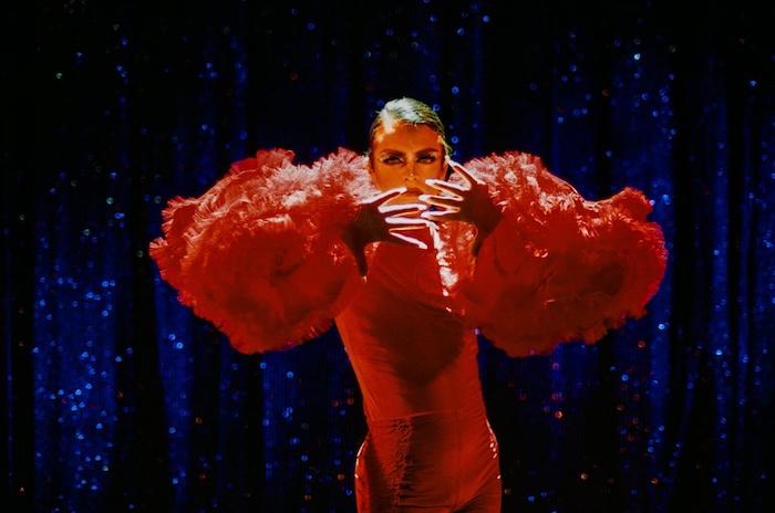 danseur queer en rouge de flamenco