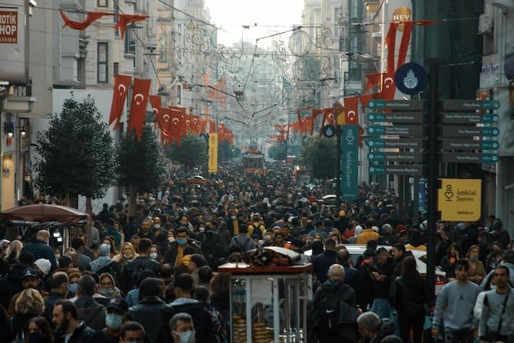 Foule dense dans la rue Istiklal à Istanbul, illustrant l'urbanisation et les changements de mode de vie en Turquie