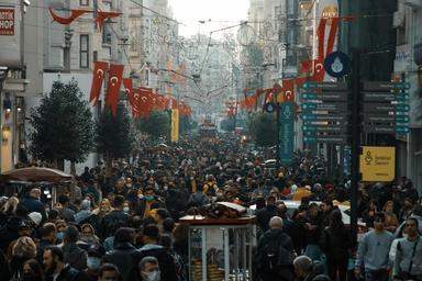 Foule dense dans la rue Istiklal à Istanbul, illustrant l'urbanisation et les changements de mode de vie en Turquie