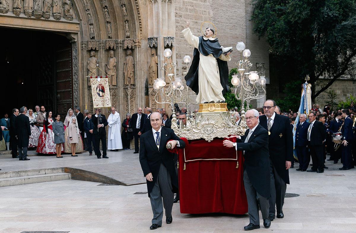 Procession de san vicente ferrer à valencia devant le parvis de la cathédrale