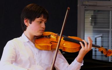 Manoé, franco-vietnamien, 13 ans et prodige du violon