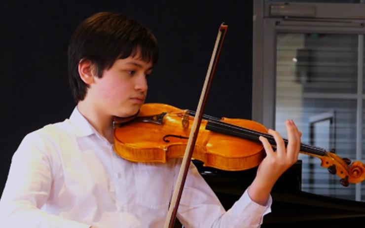Manoé, franco-vietnamien, 13 ans et prodige du violon