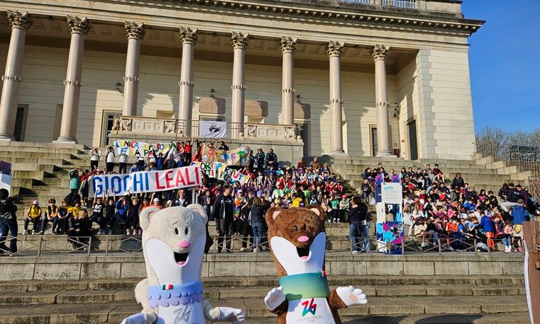 mascottes JO de Milan Cortina avec élèves