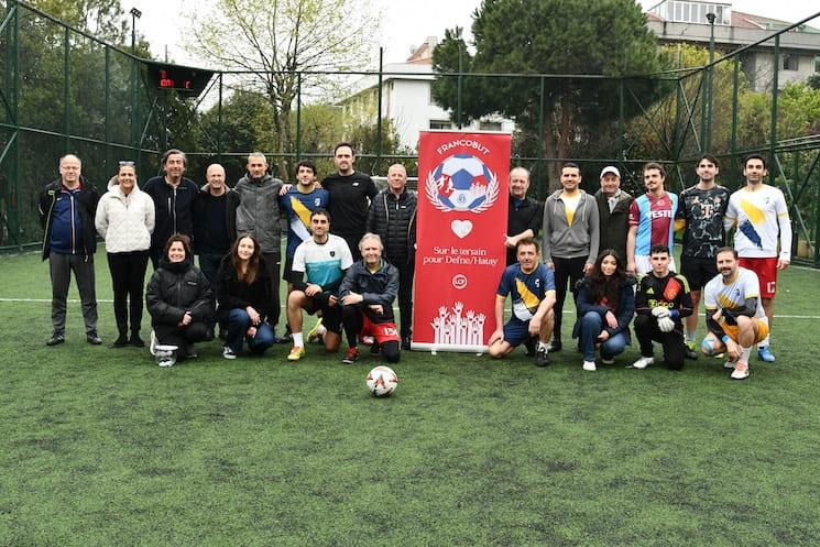 Enseignants des lycées francophones d’Istanbul réunis pour le match caritatif Francobut 2025 en soutien à une école sinistrée de Hatay.