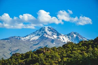 Vue du Mont Erciyes, volcan enneigé en Turquie, destination insolite pour skier au printemps