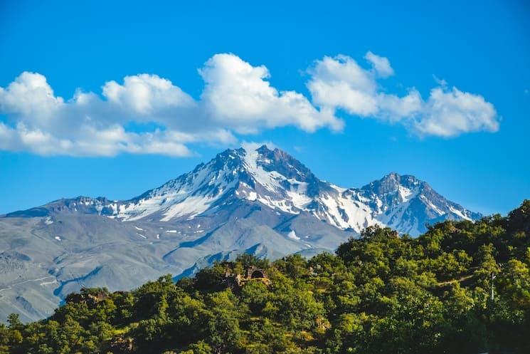 Vue du Mont Erciyes, volcan enneigé en Turquie, destination insolite pour skier au printemps