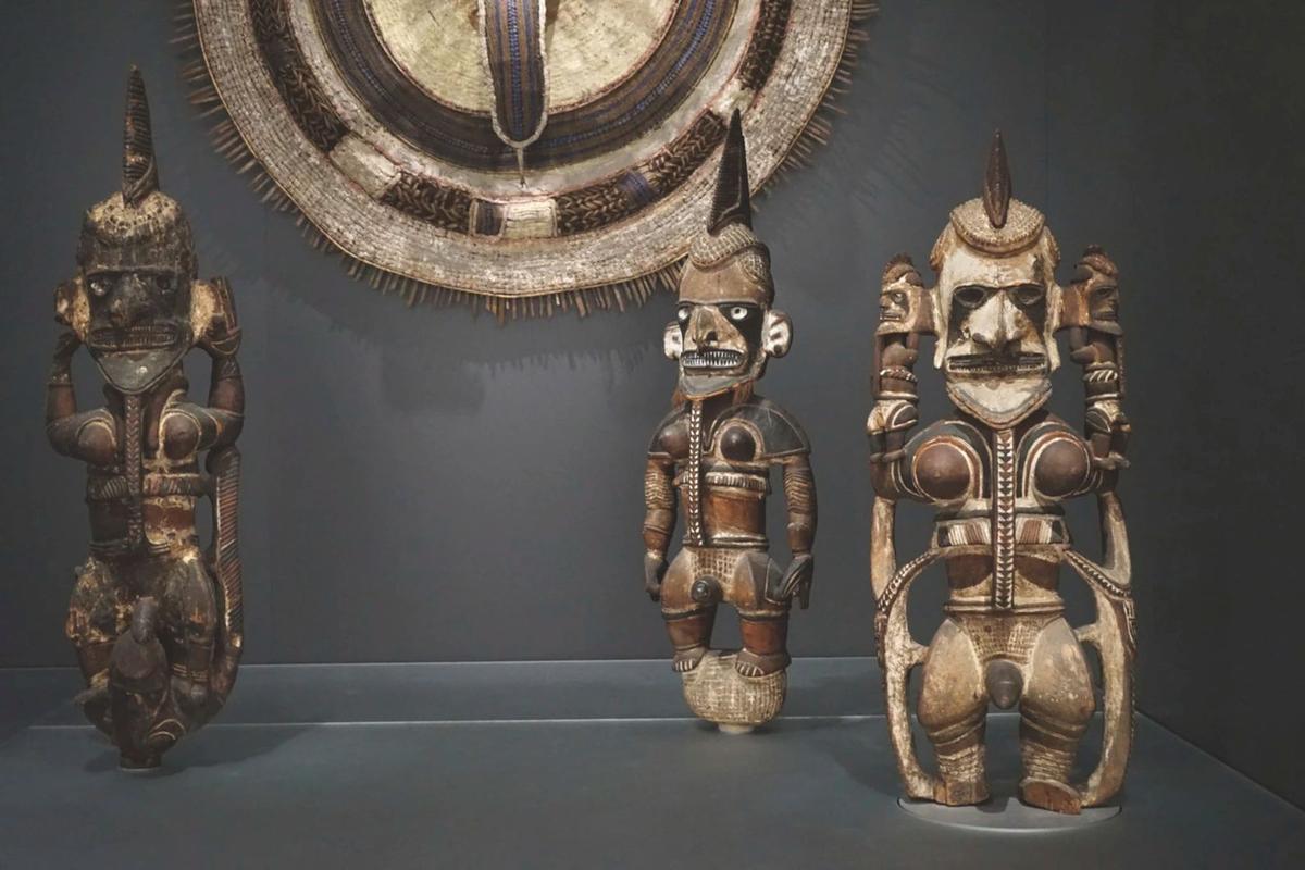 Trois statuettes dans un musée