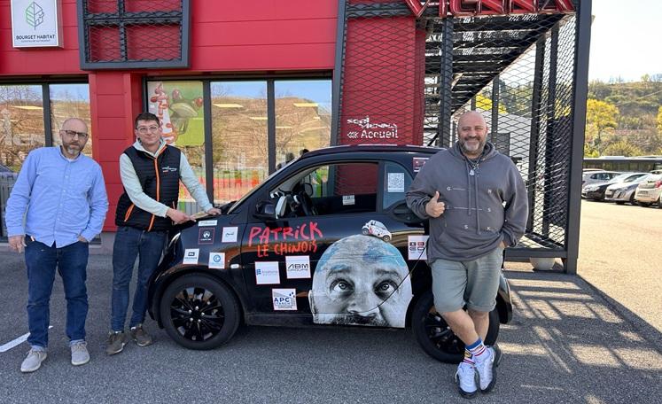 patrick le chinois devant sa Smart