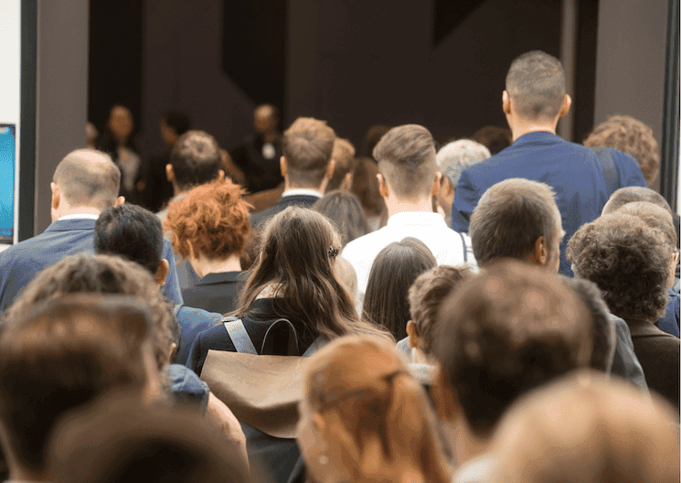 Foule de jeunes adultes entrant dans un espace fermé, symbolisant les talents turcs en attente d’opportunités