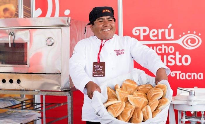 un chef péruvien montrant de la nourriture péruvienne à peru mucho gusto