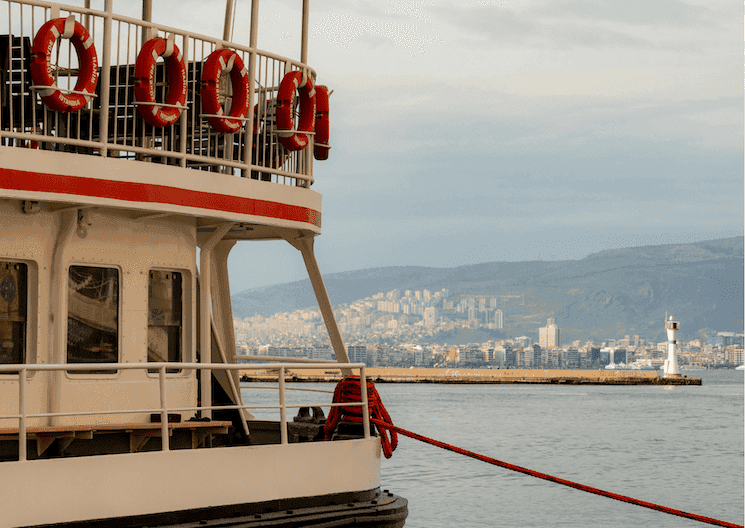 Vue du port d'Izmir au coucher du soleil en mai 2025