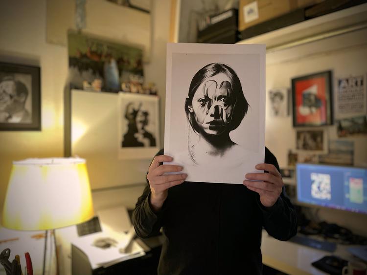 Un portrait de l'artiste Matthieu Bourel caché derrière un de ses collages