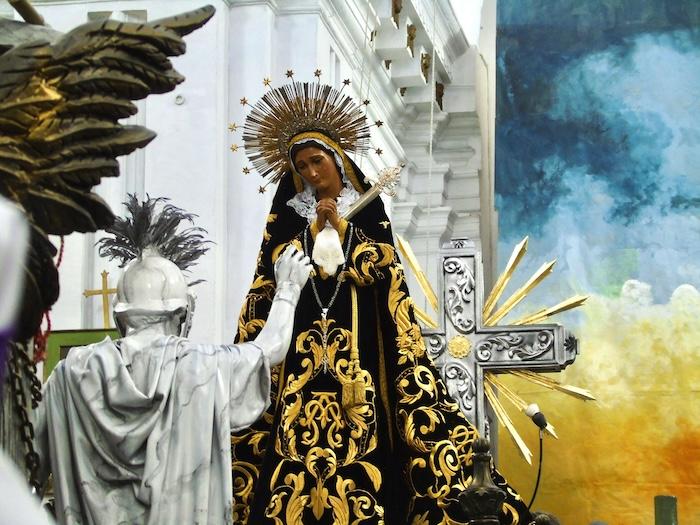 statue de la vierge en noir et or lors de la procession de la semaine sainte en espagne