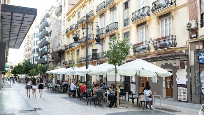 une rue du centre historique de valencia, avec des terrasses pour les touristes