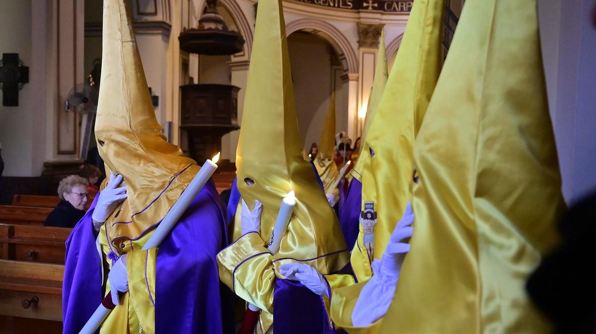 penitents avec habits à capuches jaunes lors de la semaine sainte à valencia