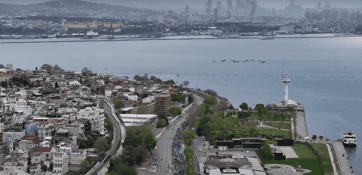 Vue aérienne du semi-marathon d’Istanbul 2025 sur la côte de la mer de Marmara