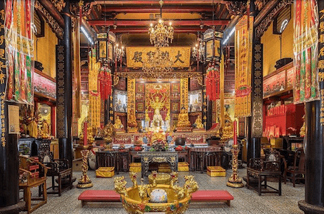 Intérieur du temple taoïste Leong San See (© Wikimedia)