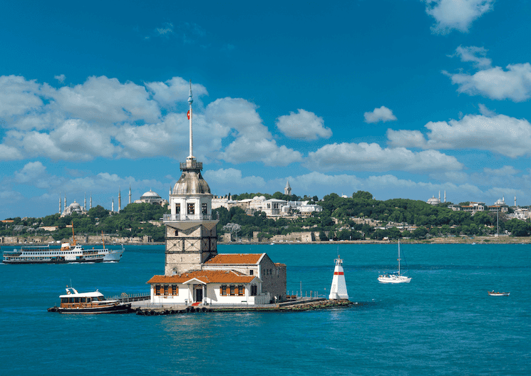 Vue de la Tour de Léandre sur le Bosphore à Istanbul au printemps 2025