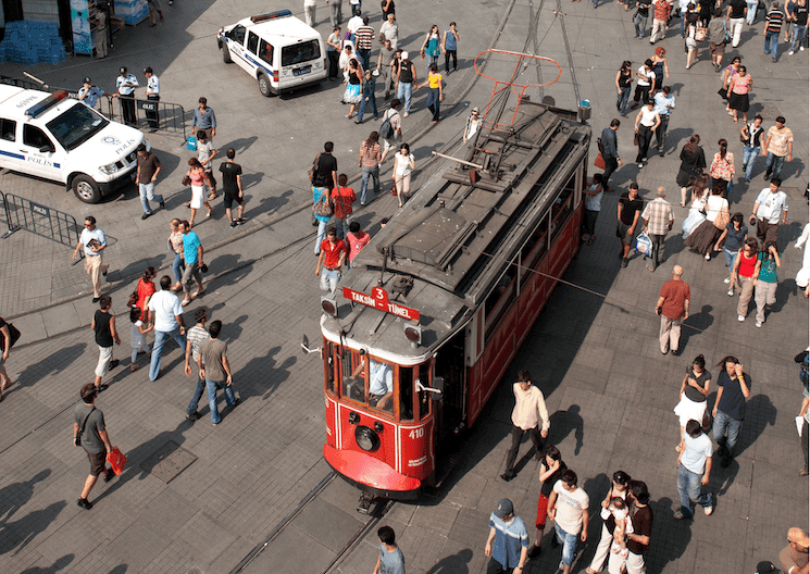 Tram rouge et piétons sur la place Taksim à Istanbul un 1er mai