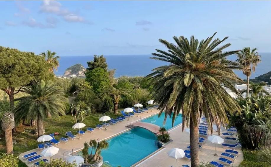 vue sur piscine avec palmiers à ischia