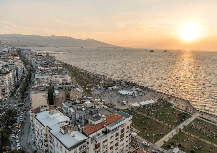 Vue aérienne du Kordon à Izmir au coucher du soleil, symbole de la vie culturelle de la ville