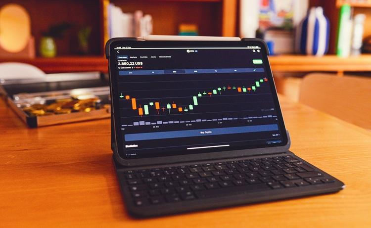 écran d'ordinateur avec tableau de crypto-monnaie