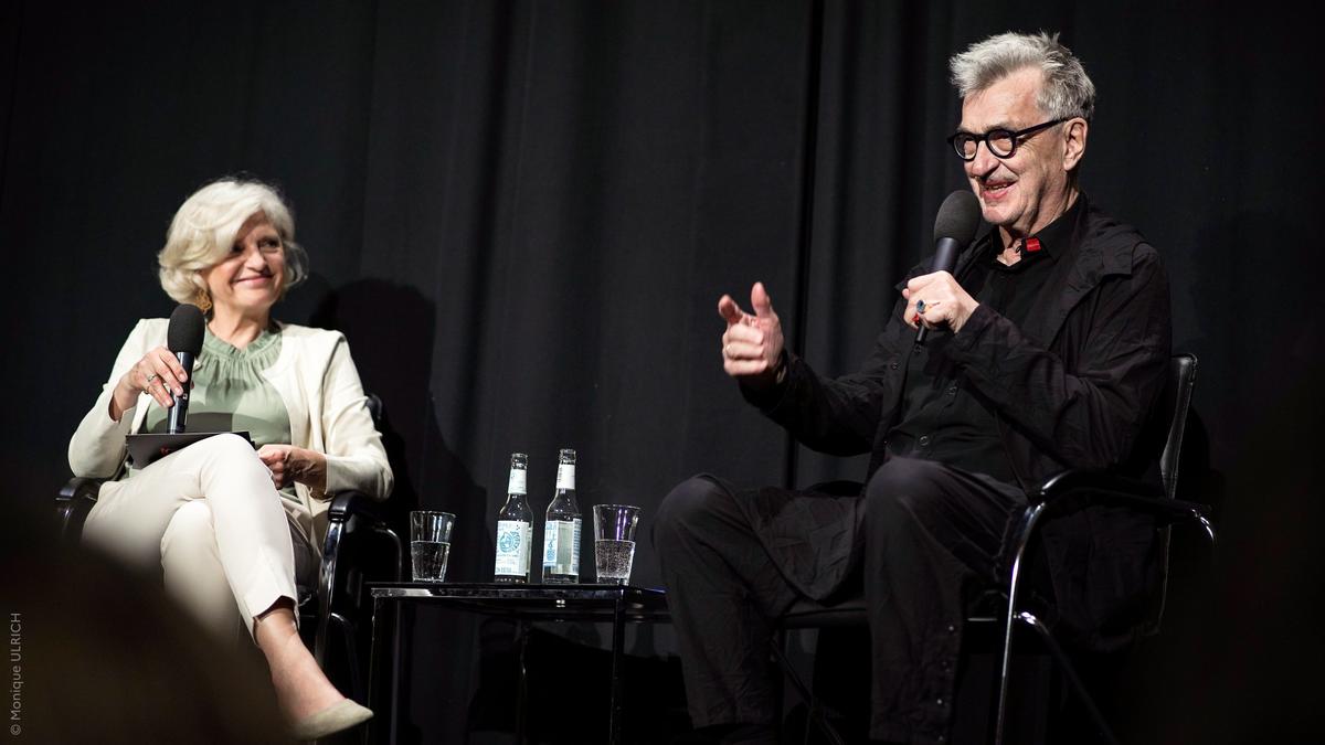 Wim Wenders et Annette Gerlach discutent sur la scène du Cinéma Paris